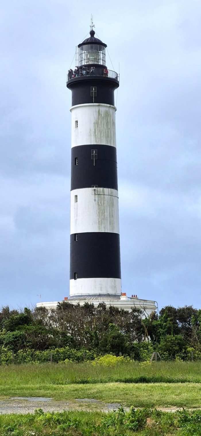 Déplacement des équipes de Territoires Nouvelle-Aquitaine dans lîle DOleron ici le phare de Chassiron. Saint-Denis dOleron 17
Entre terre ciel et Mer.
#TNA #nouvelleaquitaine